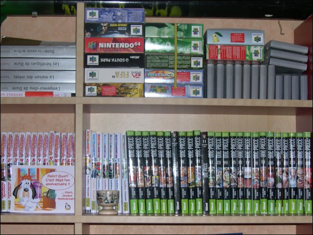 Etagère remplie de manga